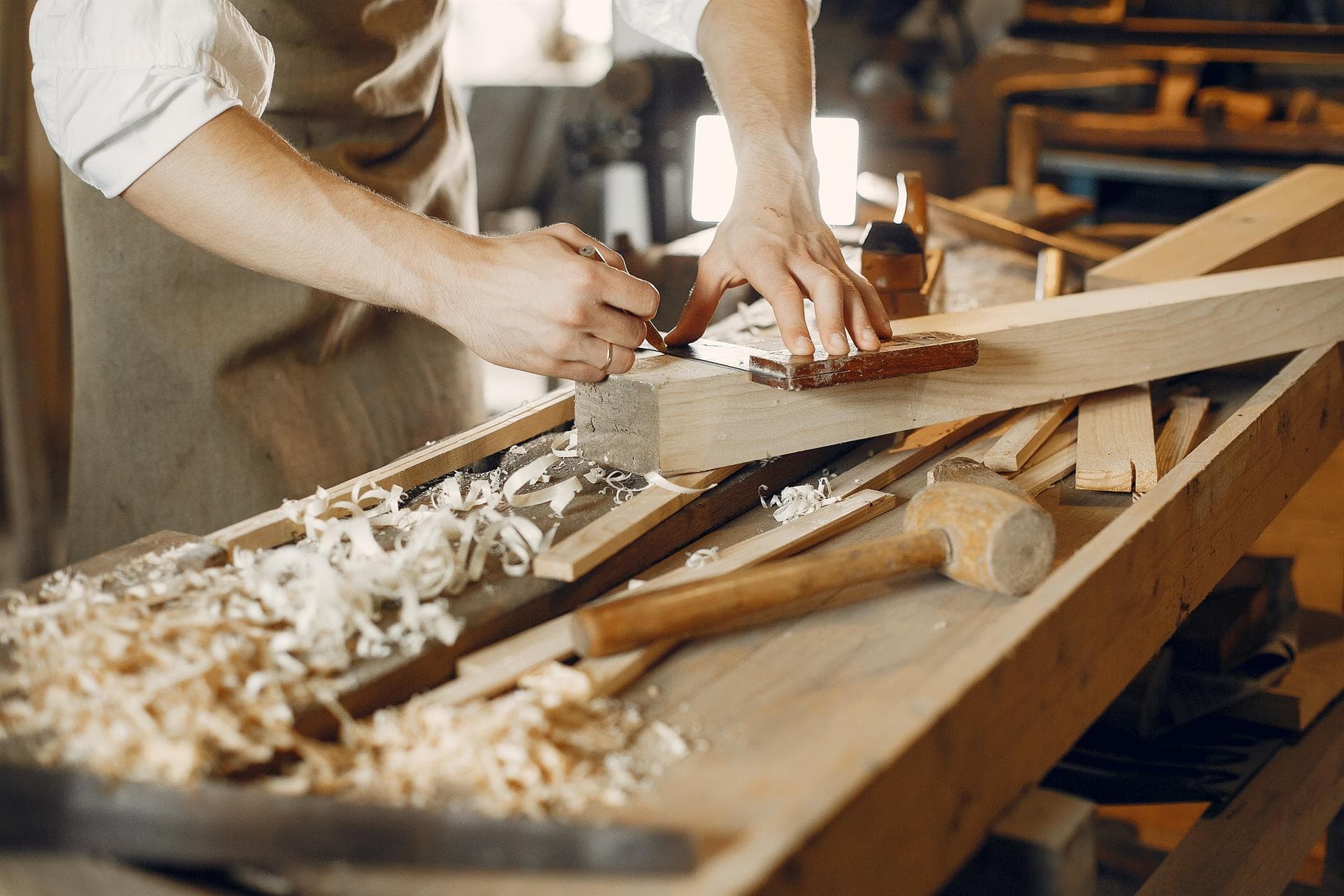 Fabricación de muebles a medida en Neda